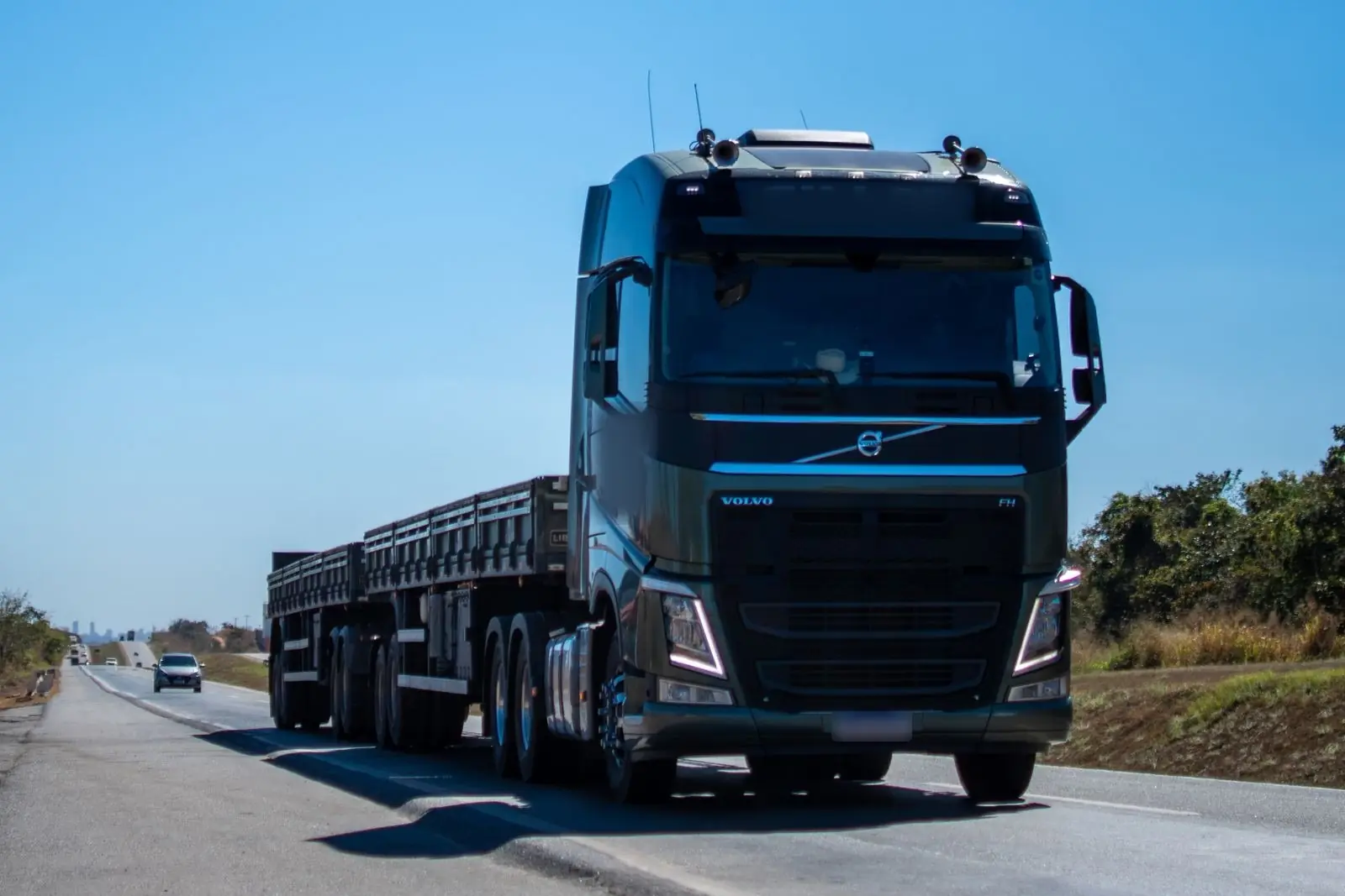 Caminhão bitrem graneleiro em rodovia brasileira